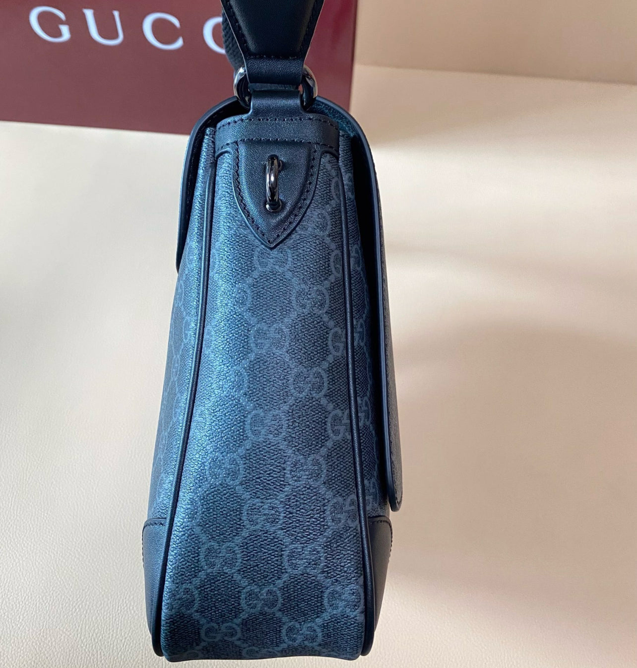 GUCCI GG Supreme Messenger Bag - Black Monogram