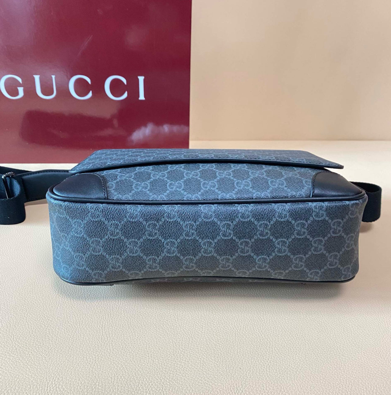 GUCCI GG Supreme Messenger Bag - Black Monogram