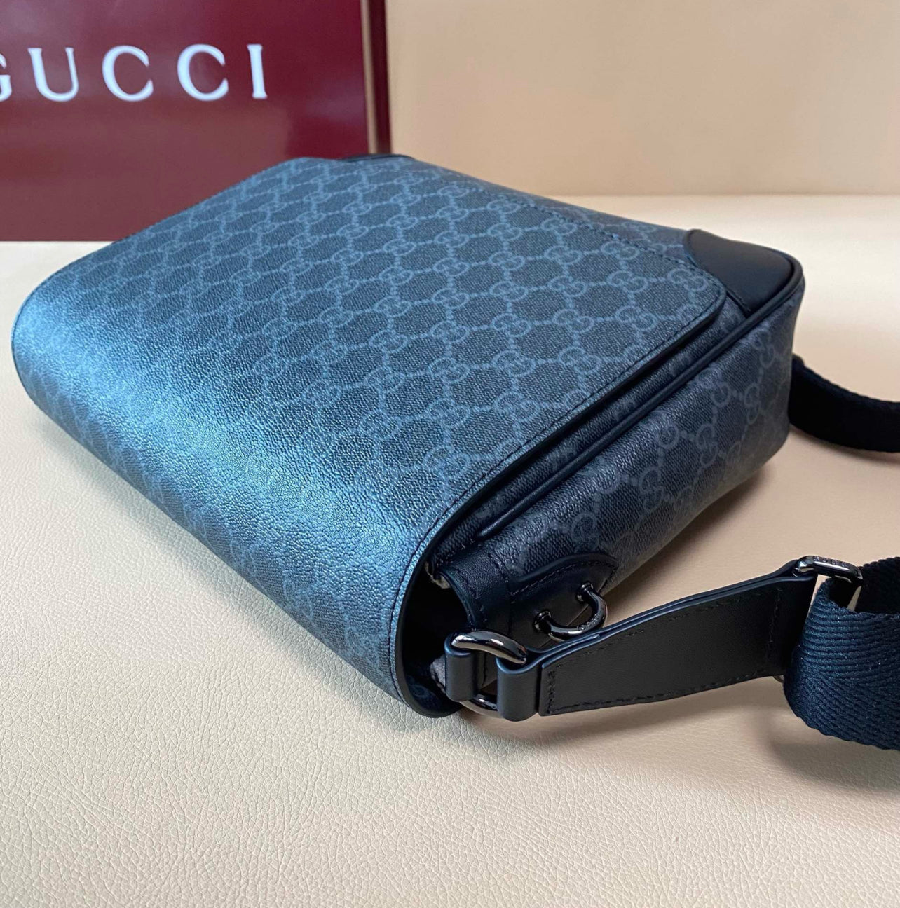 GUCCI GG Supreme Messenger Bag - Black Monogram