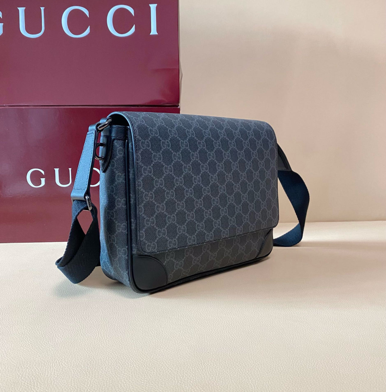 GUCCI GG Supreme Messenger Bag - Black Monogram