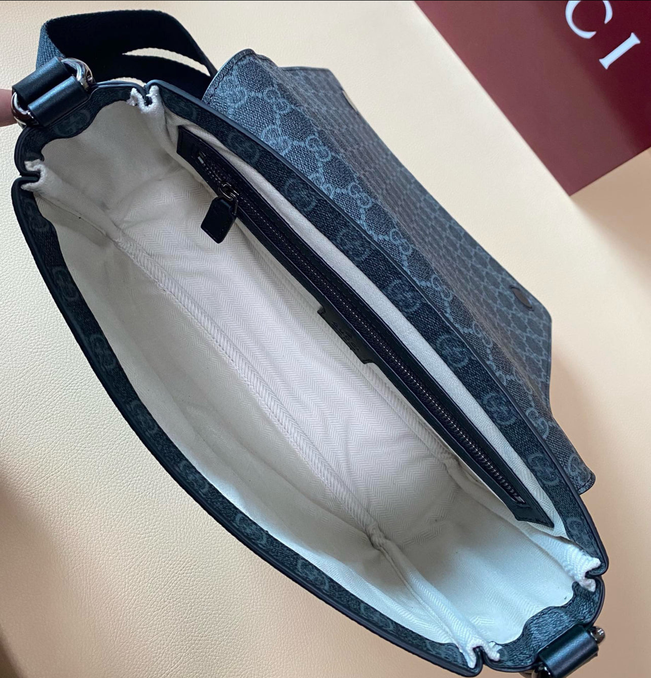 GUCCI GG Supreme Messenger Bag - Black Monogram