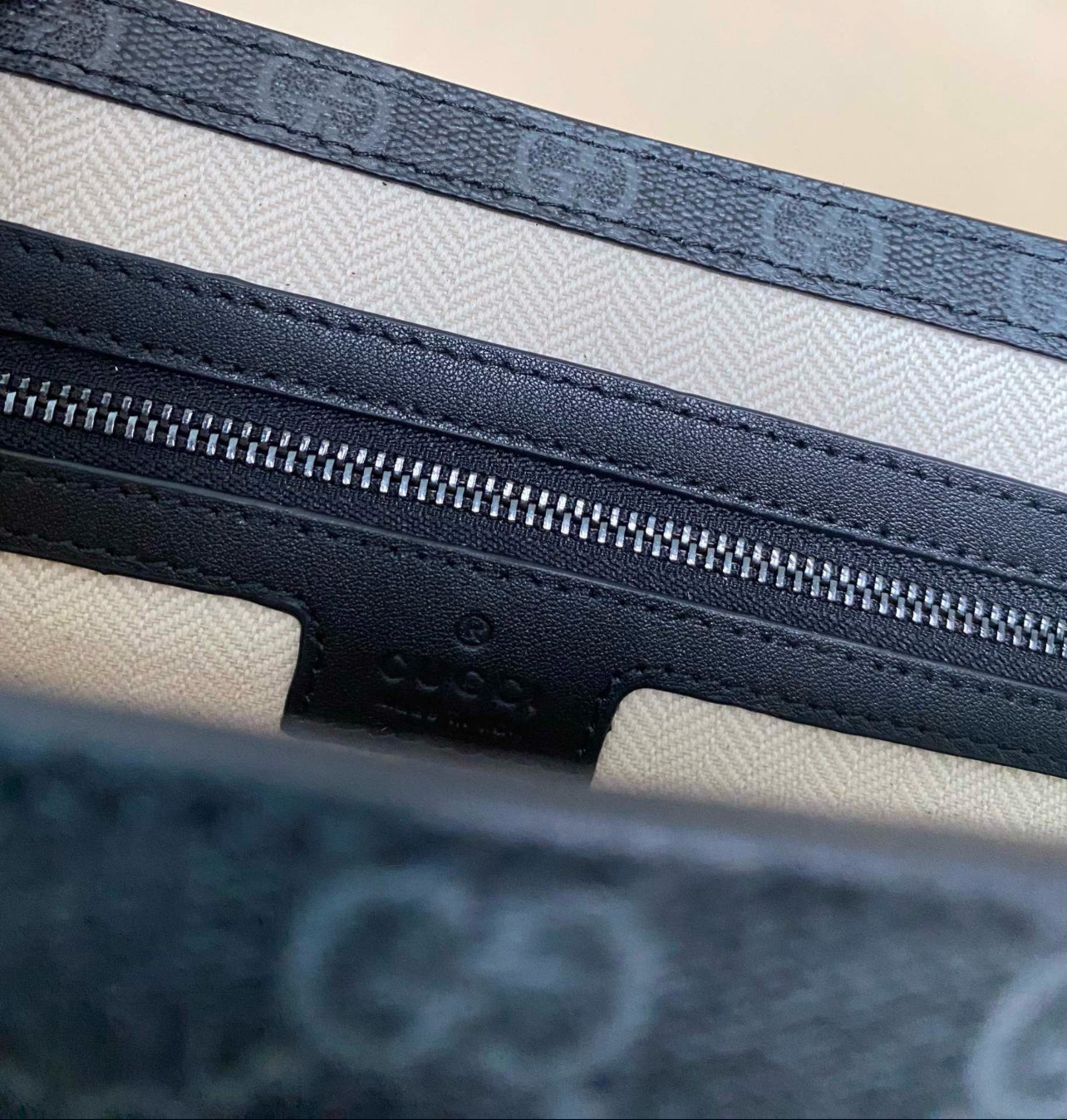 GUCCI GG Supreme Messenger Bag - Black Monogram