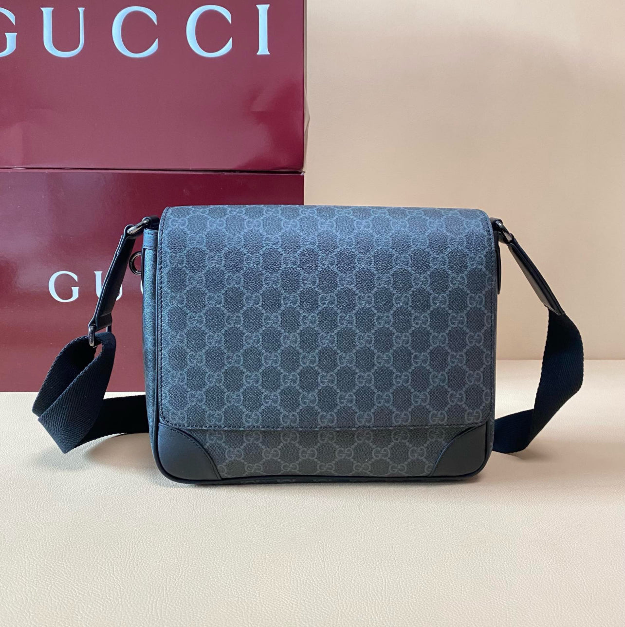 GUCCI GG Supreme Messenger Bag - Black Monogram
